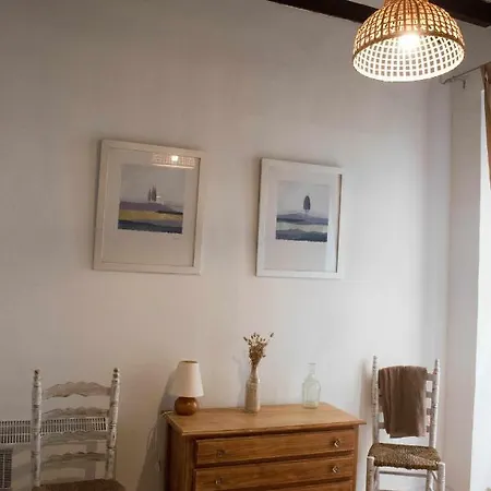 Casco Antigueo Con Mucho Encanto Junto Al Castillo *
